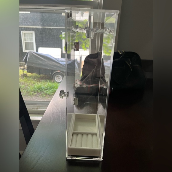 Transparent Display Case for Jewelry - Picture 5 of 6